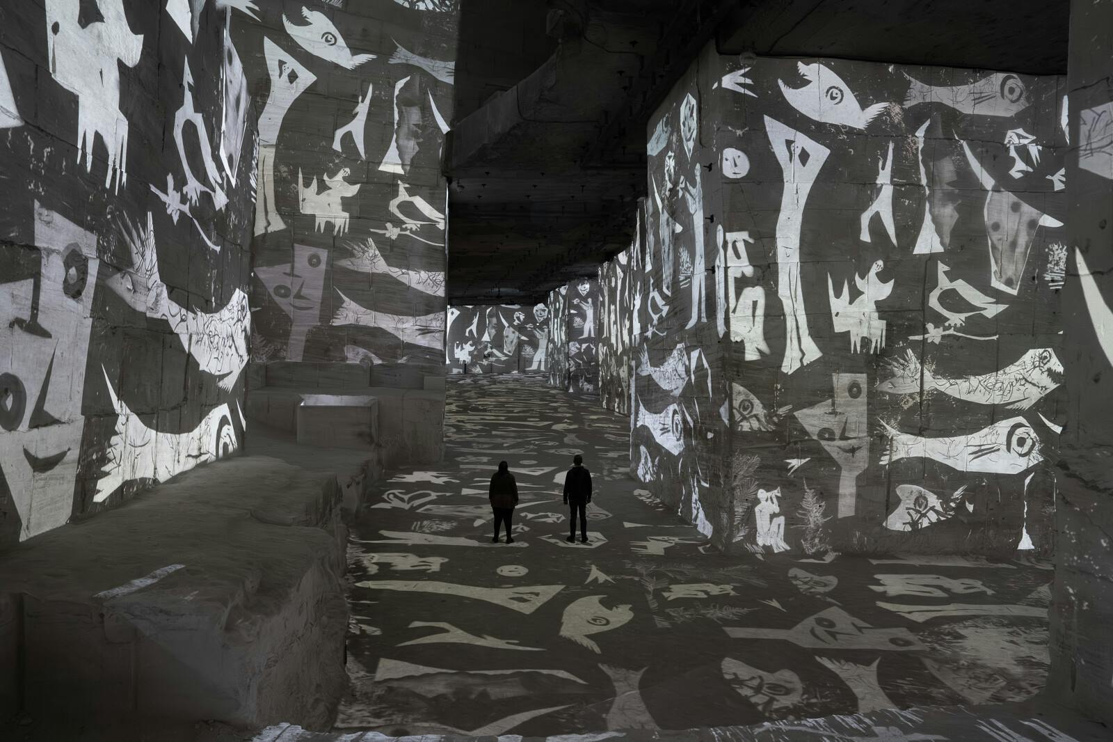 Látogatók a Carrières des Lumières-ben monumentális vetítések alatt