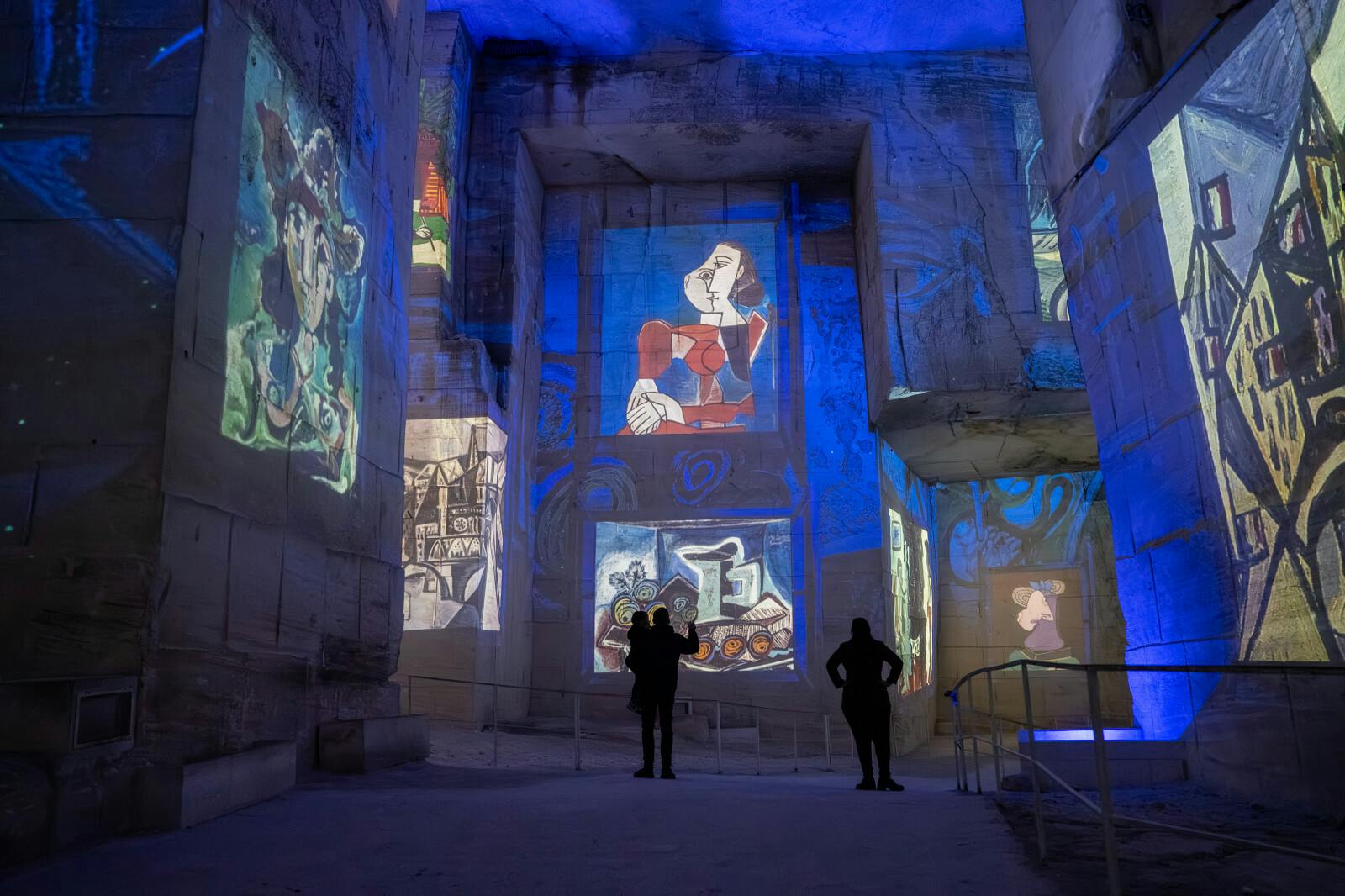 Látogatók, akik a Carrières des Lumières-ben a művészeti vetítéseket bámulják