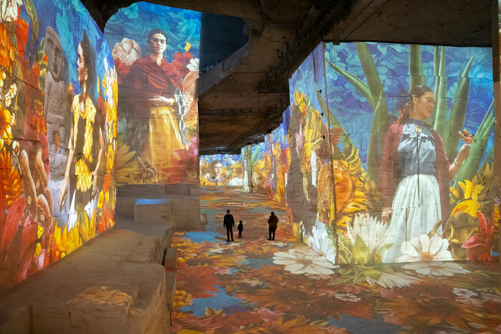 Látogatók sétálnak a Carrières des Lumières-ben vetítések alatt