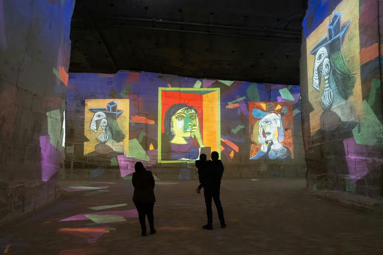 Vizitatori admirând proiecțiile cubiste la Carrières des Lumières