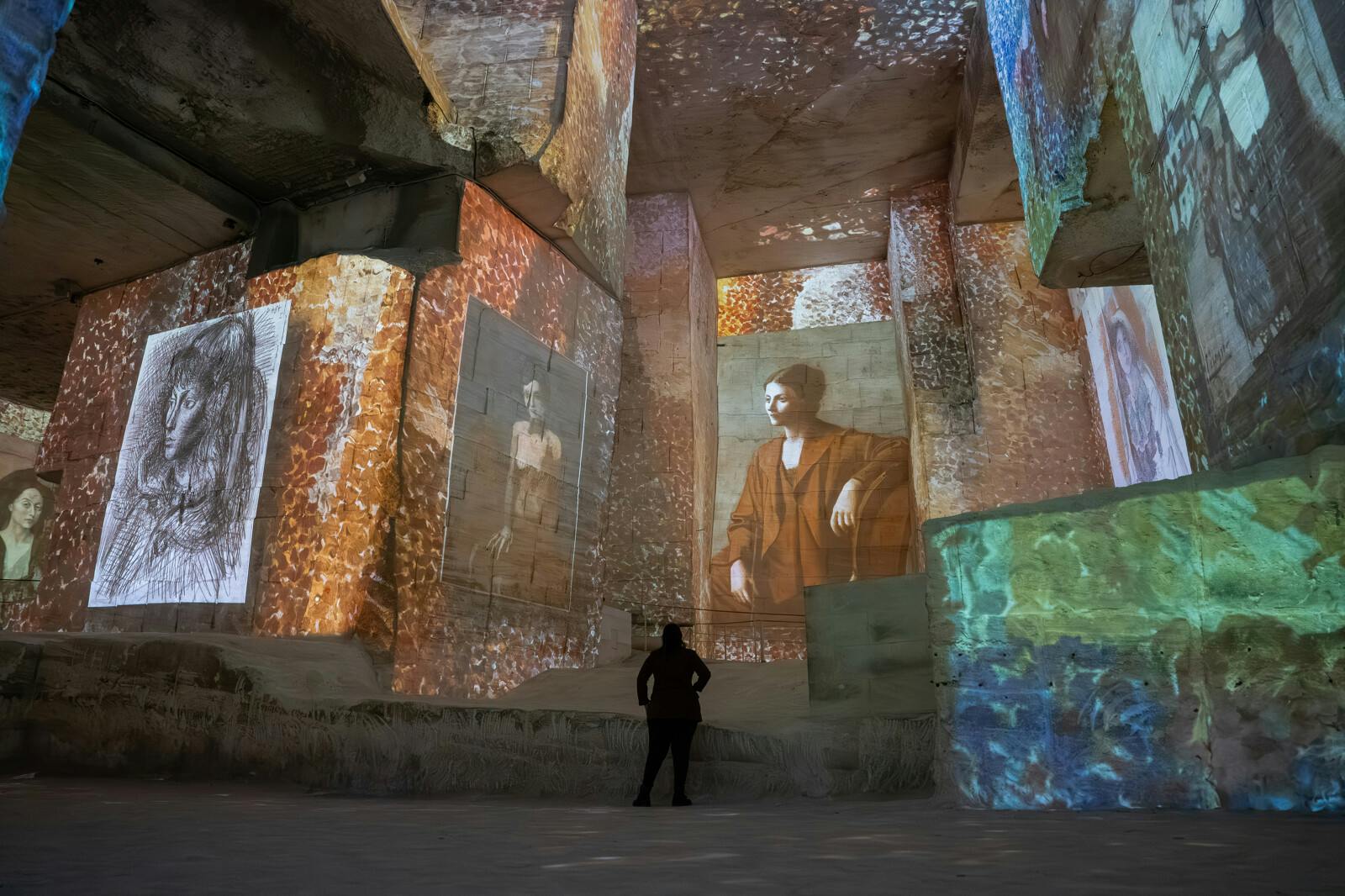 独自面对光之采石场（Carrières des Lumières）巨型投影的游客